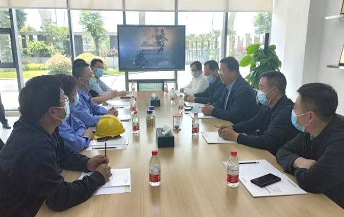 邹晓刚区长一行莅临yp街机电子产业园调研