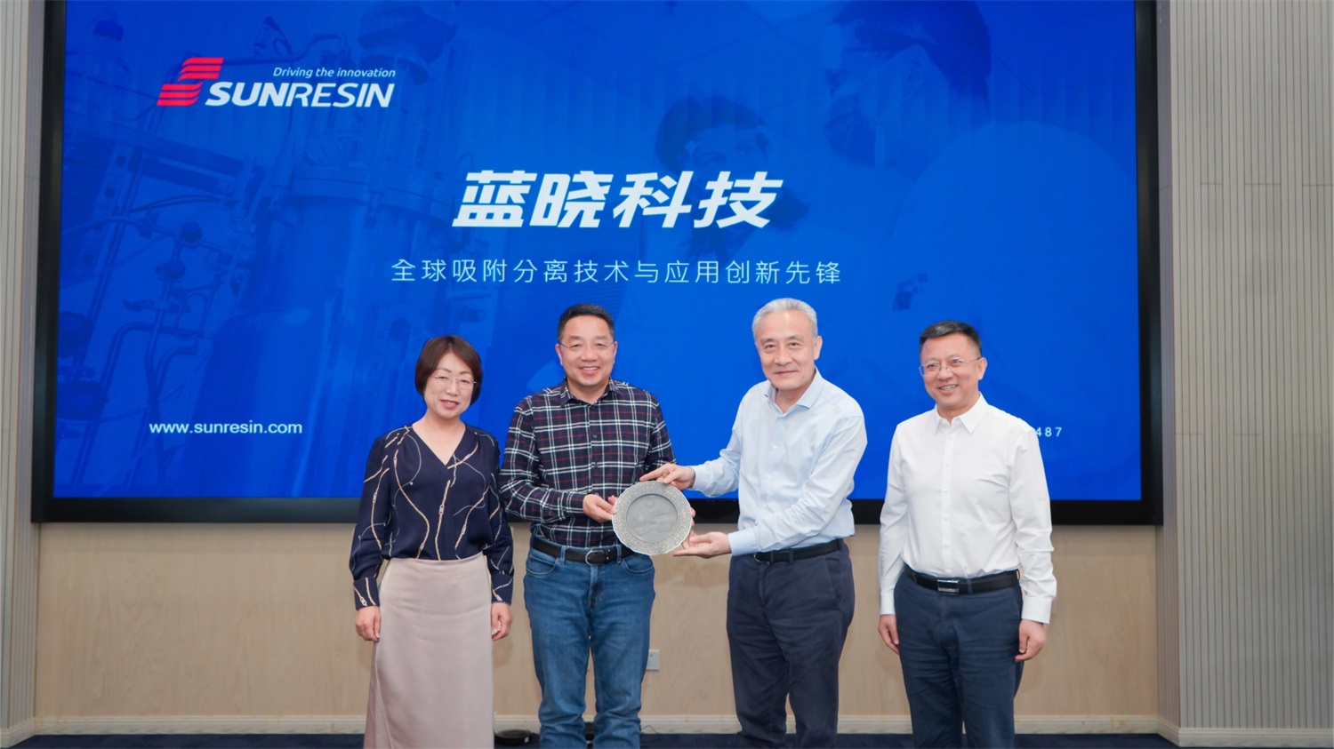 四川大学校长汪劲松一行莅临yp街机电子科技参观交流